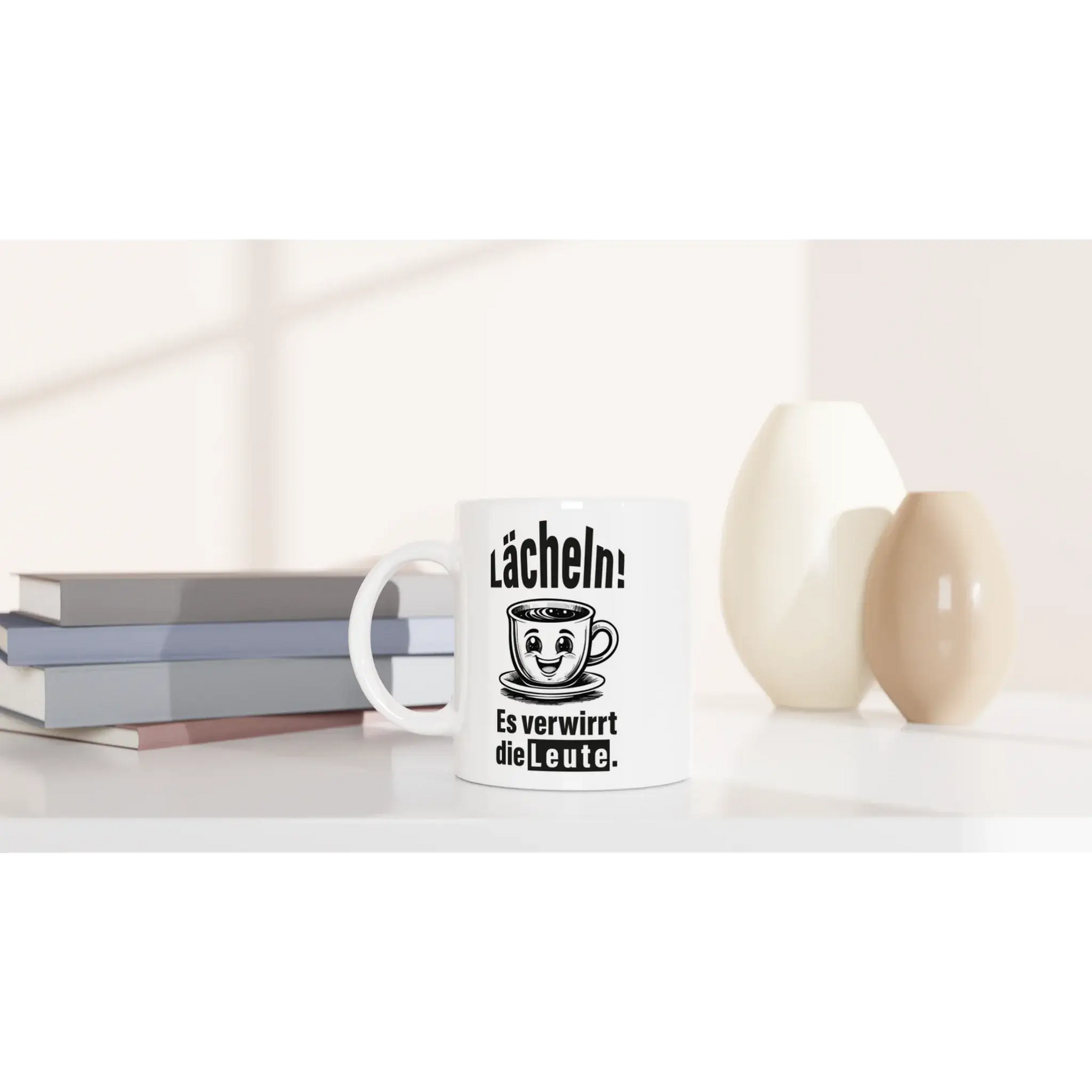 Die Tasse „Lächeln! Verwirre die Welt“ von Tasse mit Herz zeigt einen lustigen Spruch und eine lächelnde Teetassengrafik auf Weiß. Zusammen mit Büchern und Vasen ist es das perfekte Geschenk für humorvolle Tassenliebhaber.