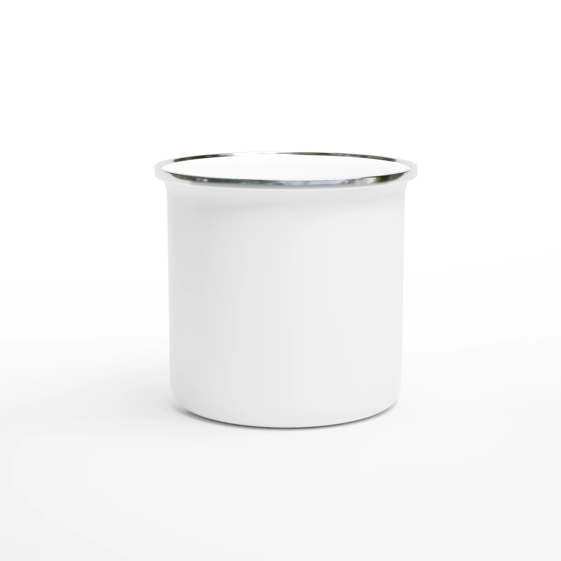Personalisierte Emaille-Tasse in Weiß mit silbernem Rand, ideal für Outdoor-Abenteuer und individuell gestaltbar.