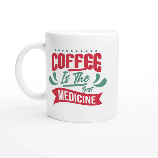 Die Tasse mit Herz „Kaffee ist die beste Medizin“ hat ein verspieltes Design und eignet sich perfekt als Geschenk für Kaffeeliebhaber. Der Text lautet: Kaffee-Tasse: KAFFEE ist die beste MEDIZIN mit dekorativen Elementen auf schlichtem weißem Hintergrund.