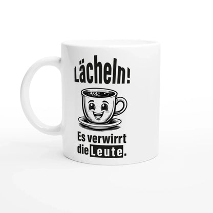 Das ☕️ Lächeln! Verwirre die Welt – Deine humorvolle Statement-Tasse! von Tasse mit Herz ist ein perfektes Geschenk. Auf dieser weißen Tasse ist eine lächelnde Kaffeetassenillustration mit Augen und der Text „Lächeln!“ zu sehen. oben und „Es verwirrt die Leute“ unten, wodurch ein auffälliges Schwarz-auf-Weiß-Design entsteht.