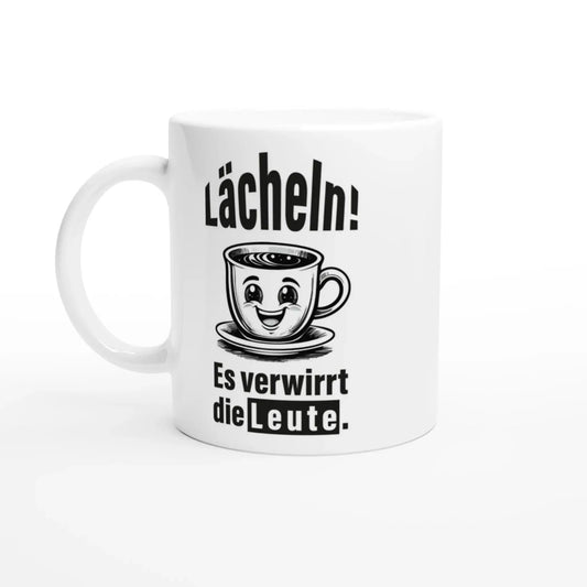 Das ☕️ Lächeln! Verwirre die Welt – Deine humorvolle Statement-Tasse! von Tasse mit Herz ist ein perfektes Geschenk. Auf dieser weißen Tasse ist eine lächelnde Kaffeetassenillustration mit Augen und der Text „Lächeln!“ zu sehen. oben und „Es verwirrt die Leute“ unten, wodurch ein auffälliges Schwarz-auf-Weiß-Design entsteht.