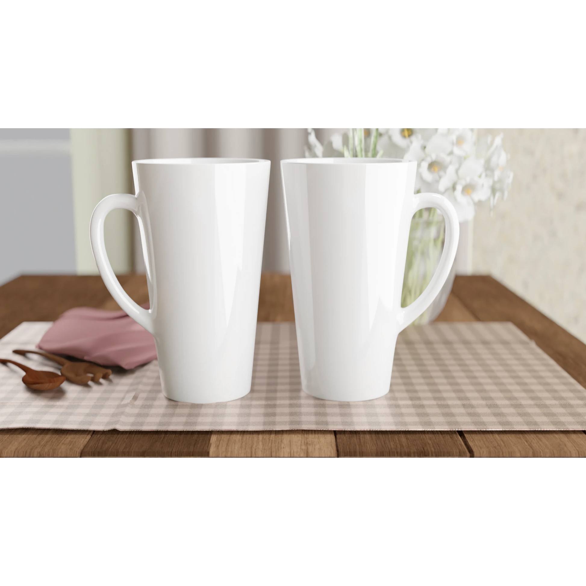Zwei elegante weiße Latte-Tassen auf einem Tisch, ideal zum Personalisieren mit Foto und Text.
