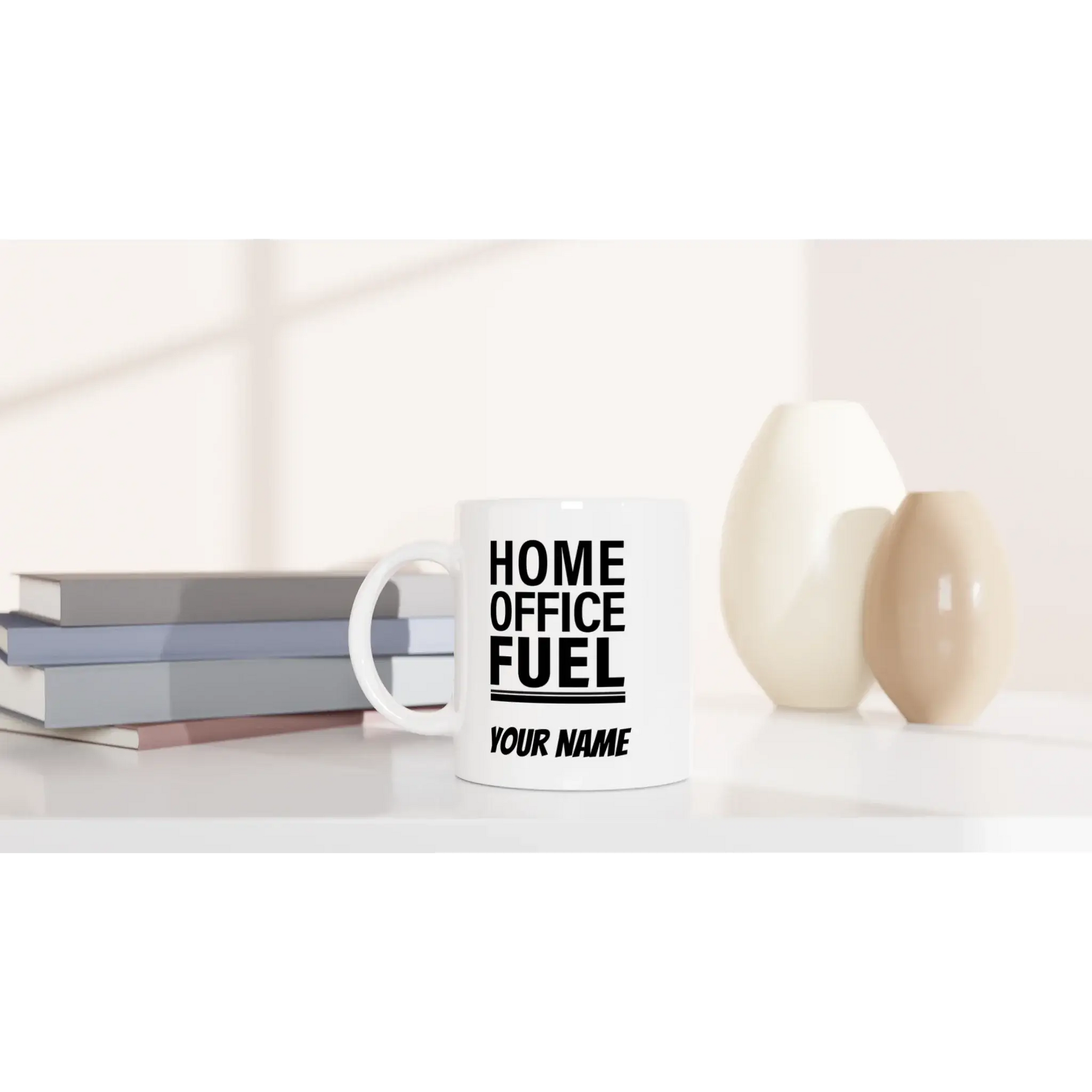 Home Office Fuel Tasse mit Bücherstapel und minimalistischer Einrichtung