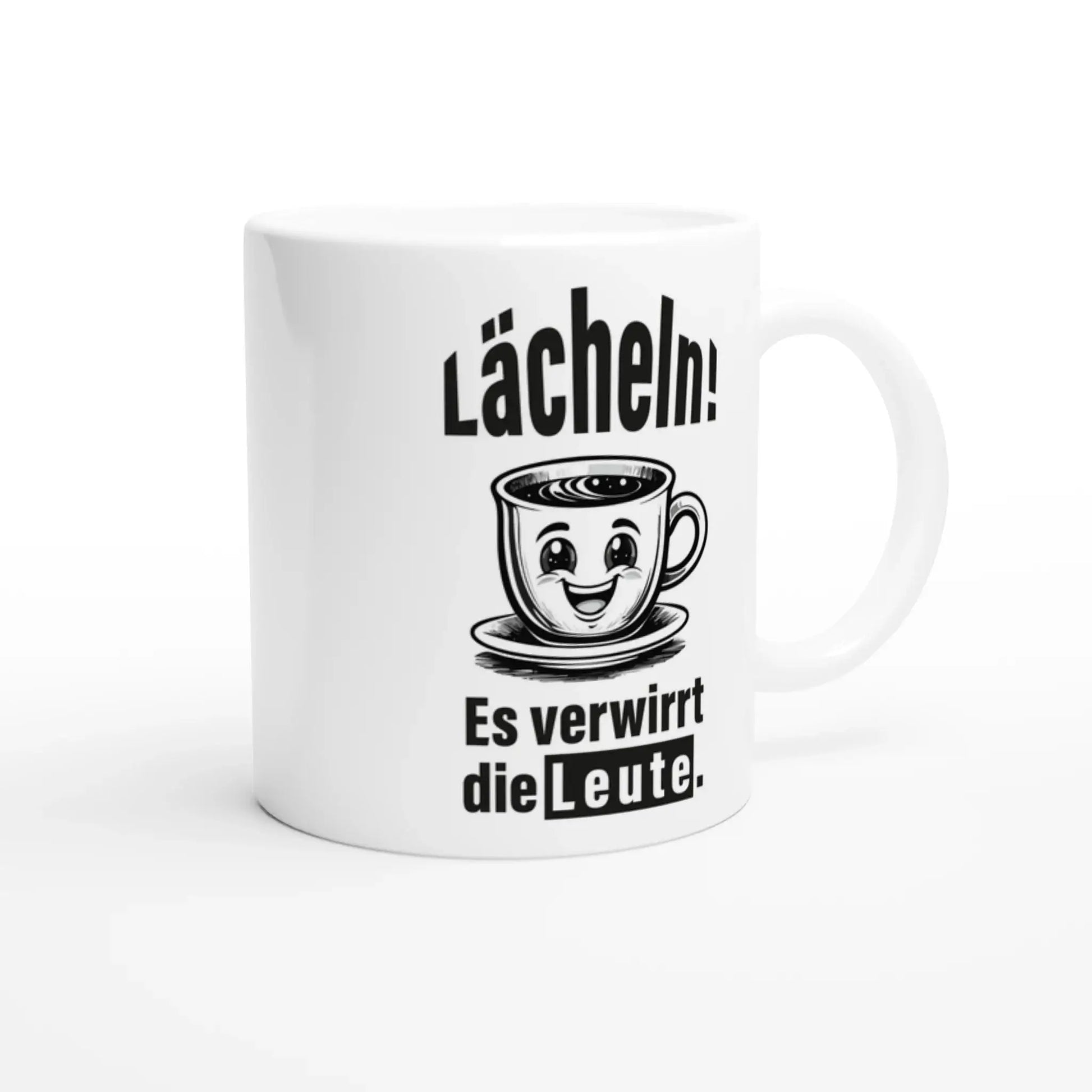 Die „☕️ Lächeln! Verwirre die Welt – Deine humorvolle Statement-Tasse! 😂“ von Tasse mit Herz ist eine weiße Tasse mit einer Cartoon-Kaffeetasse und dem deutschen Text „Lächeln! Es verwirrt die Leute“ und ist somit eine perfekte humorvolle Geschenkidee.