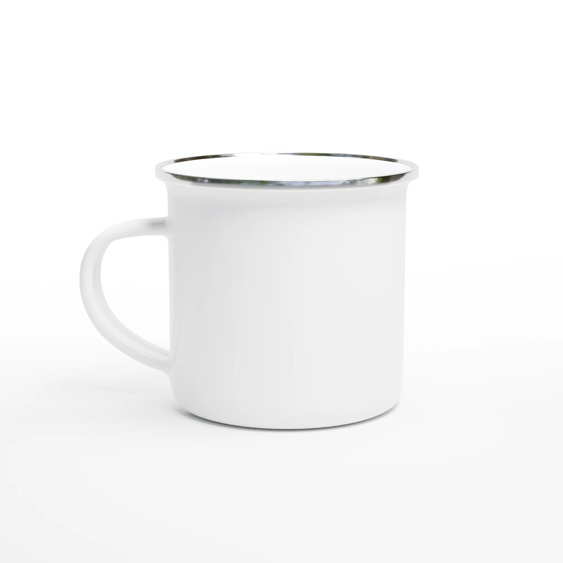 Personalisierte Emaille-Tasse mit silbernen Rand, ideal für Outdoor-Fans und Naturliebhaber.