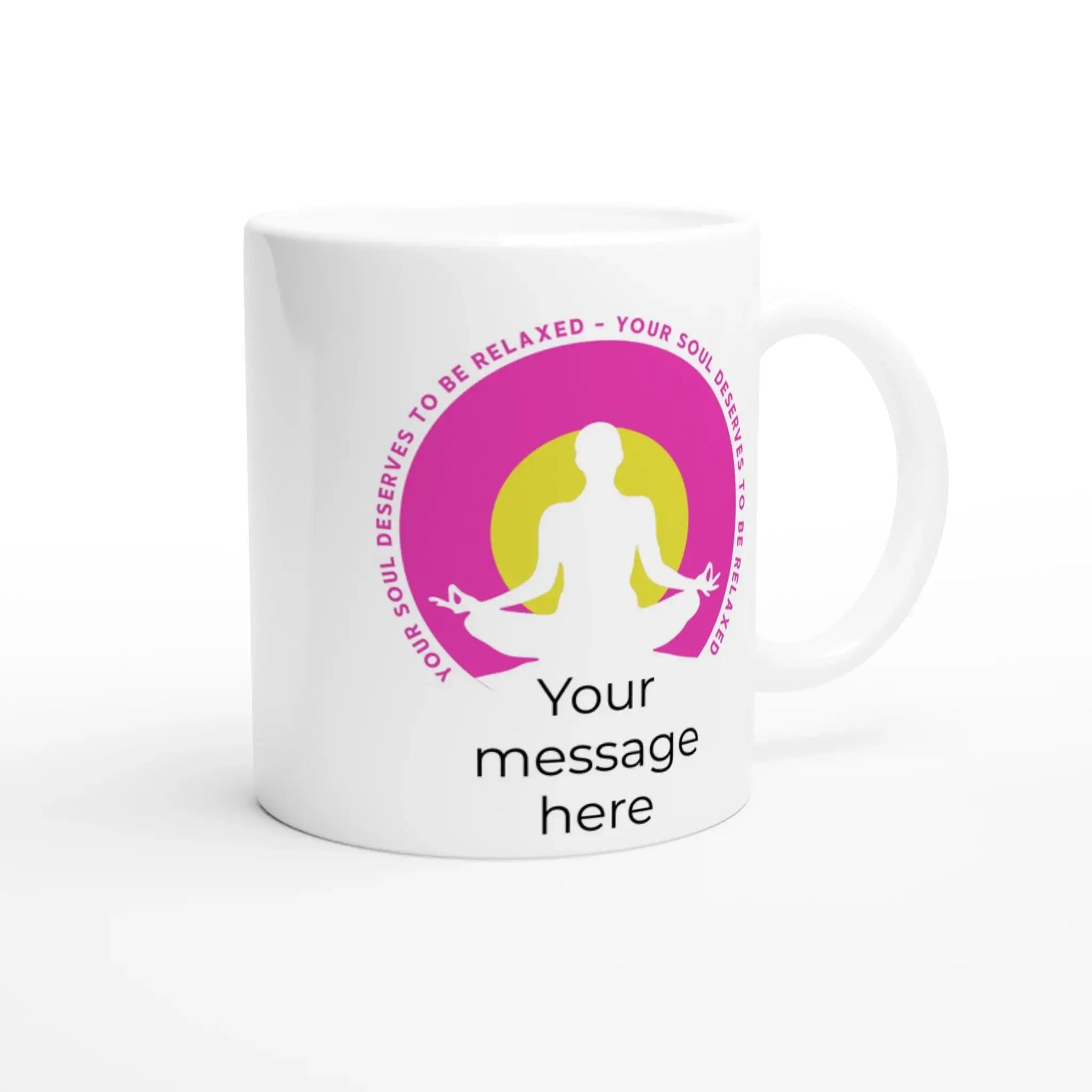 Die Yoga-Tasse „Your Soul Deserves to Be Relaxed“ von Tasse mit Herz zeigt eine meditierende Silhouette vor einem rosa-gelben Kreis. Sie trägt den Satz „Your soul deserves to be relaxed“ und bietet Platz für persönliche Botschaften – ideal zur Förderung von Achtsamkeit und Harmonie.