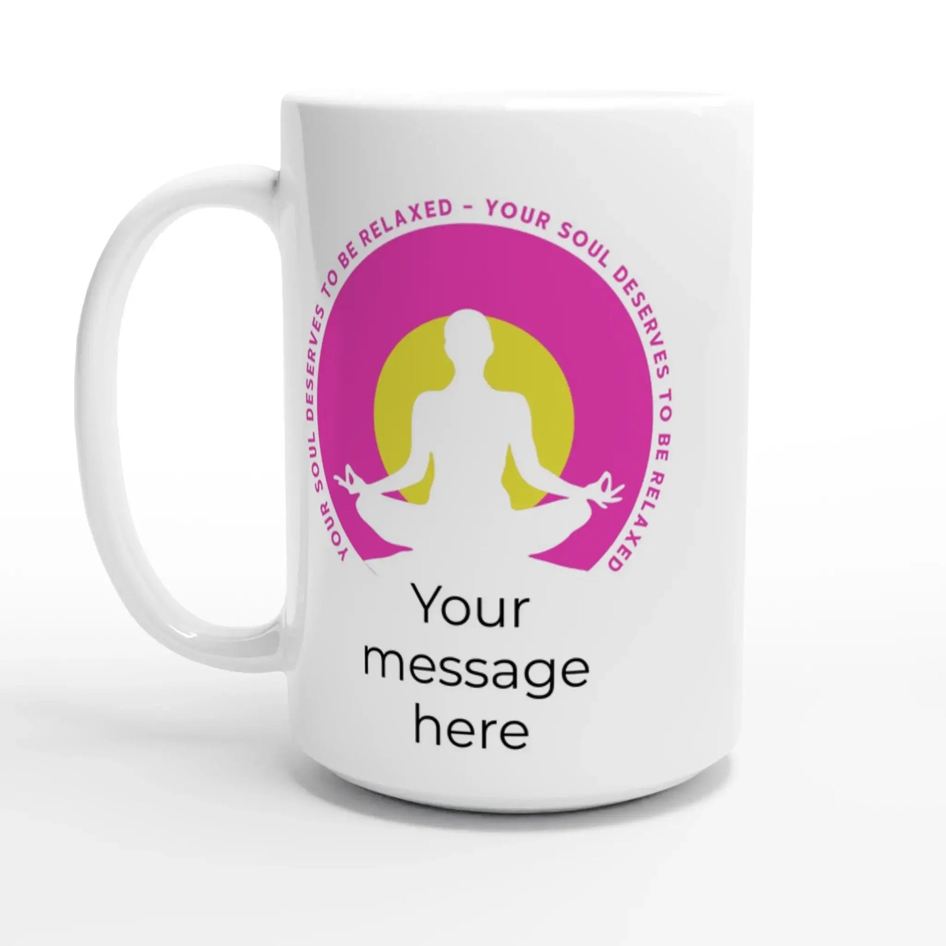 Die Yoga-Tasse „Your Soul Deserves to Be Relaxed“ von Tasse mit Herz ist eine weiße Tasse mit einem rosa-gelben Design einer meditativen Figur und einem anpassbaren Text für eine persönliche Note.