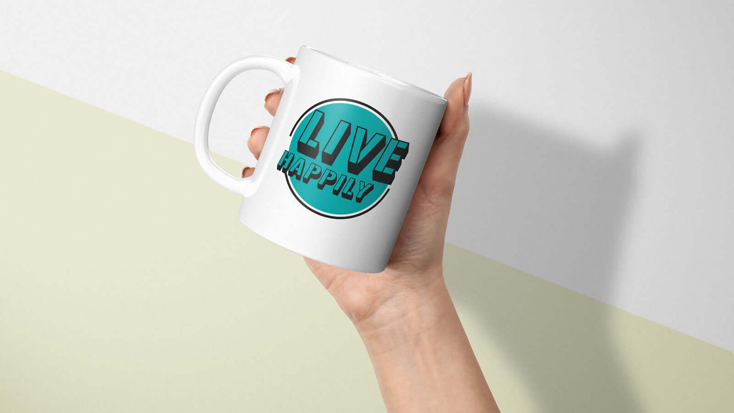 Tasse „Live Happily“ in der Hand, perfekter Motivationsschub für den Tag.