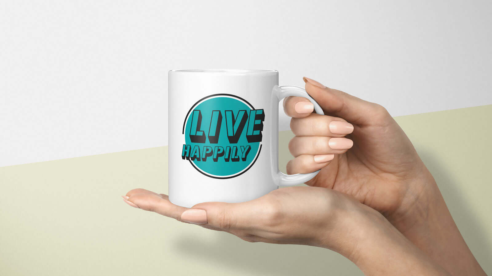 Glänzend weiße Keramiktasse mit türkisem „Live Happily“-Motiv, ideal als Geschenk für positive Menschen.