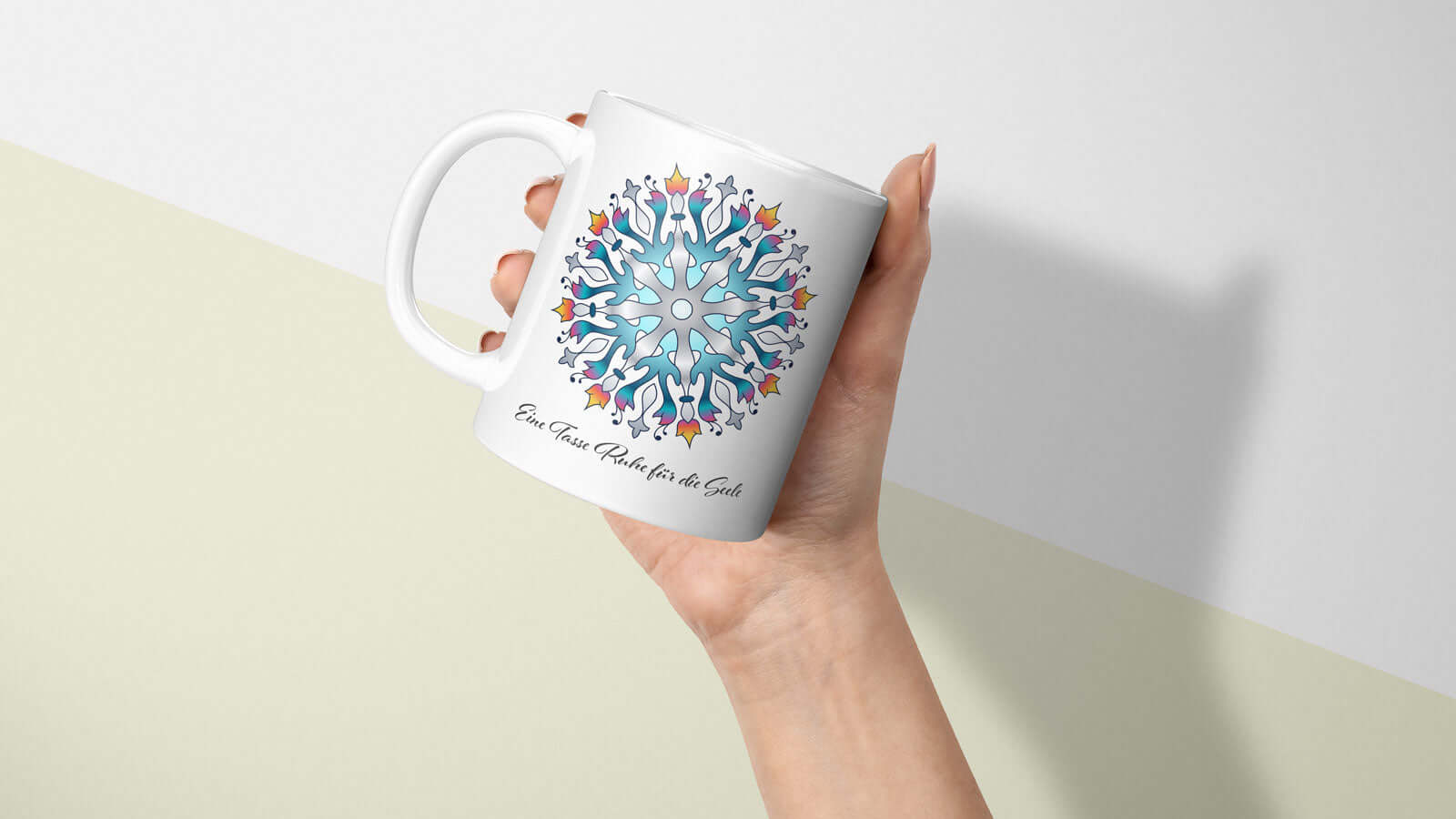 Elegant personalisierbare Tasse mit Mandala-Design, ideal für Self-Care und Entspannung, gehalten von einer Hand.
