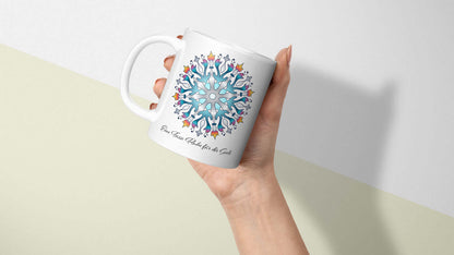 Elegant personalisierbare Tasse mit Mandala-Design, ideal für Self-Care und Entspannung, gehalten von einer Hand.