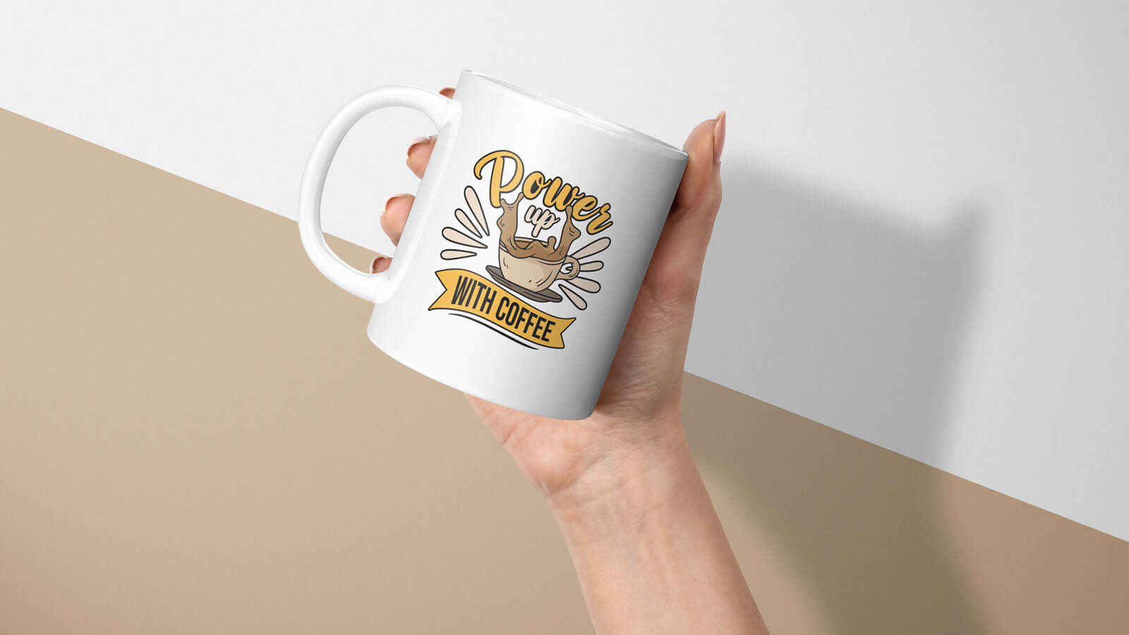 Tasse „Power Up with Coffee“ in der Hand, ideal für einen starken Start in den Tag.