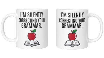 Humorvolle Keramiktasse mit „I'm silently correcting your grammar“ Zitat für Sprachliebhaber und Linguaphile.