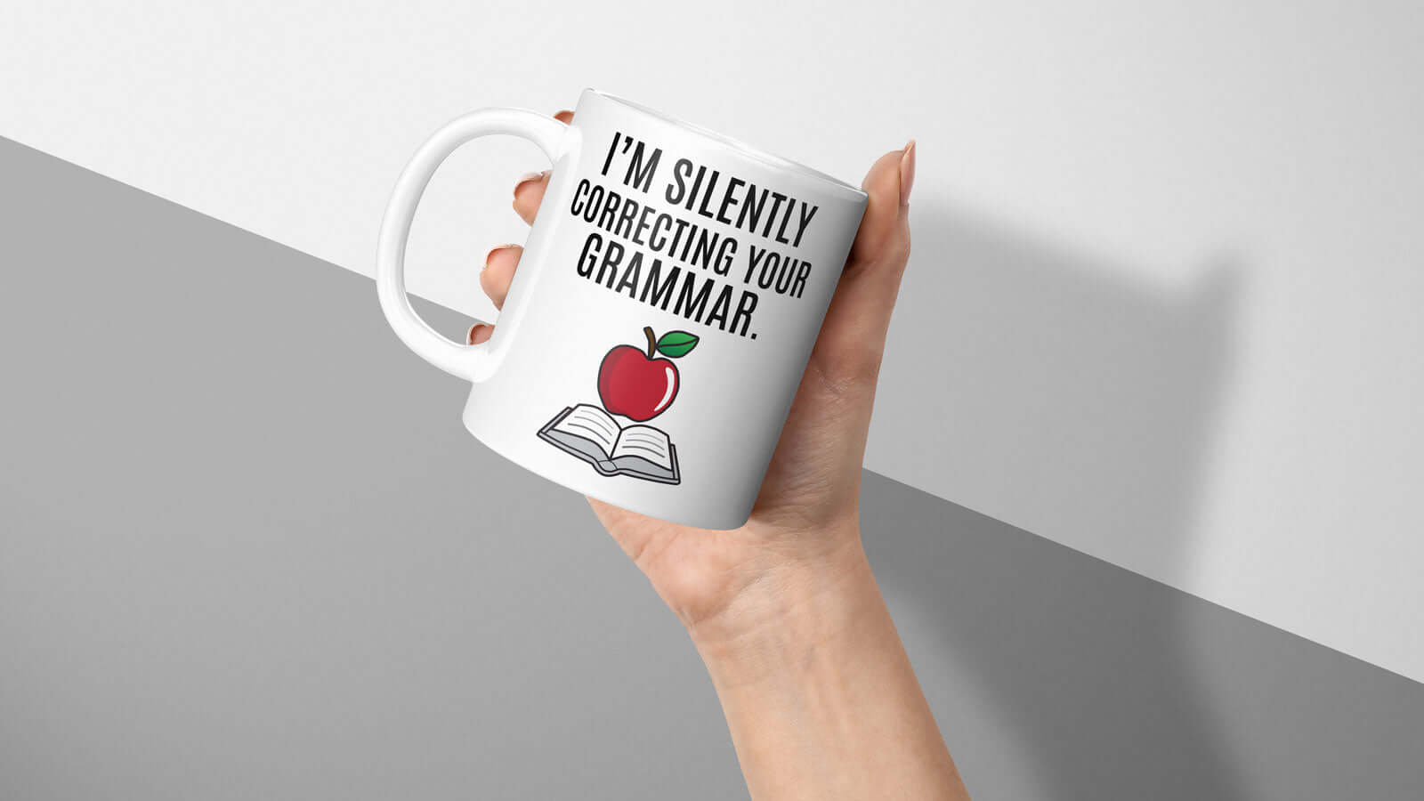 Humorvolle Lehrer-Tasse mit „I'm silently correcting your grammar“ Zitat für Sprachliebhaber und Sprachenenthusiasten.