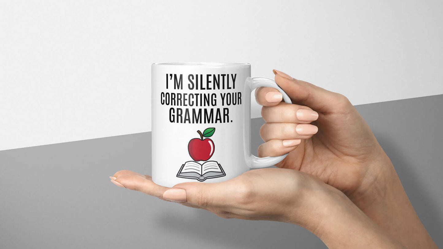 Humorvolle Lehrer-Tasse mit "I'm silently correcting your grammar" Zitat für Sprachliebhaber und Sprachenenthusiasten.