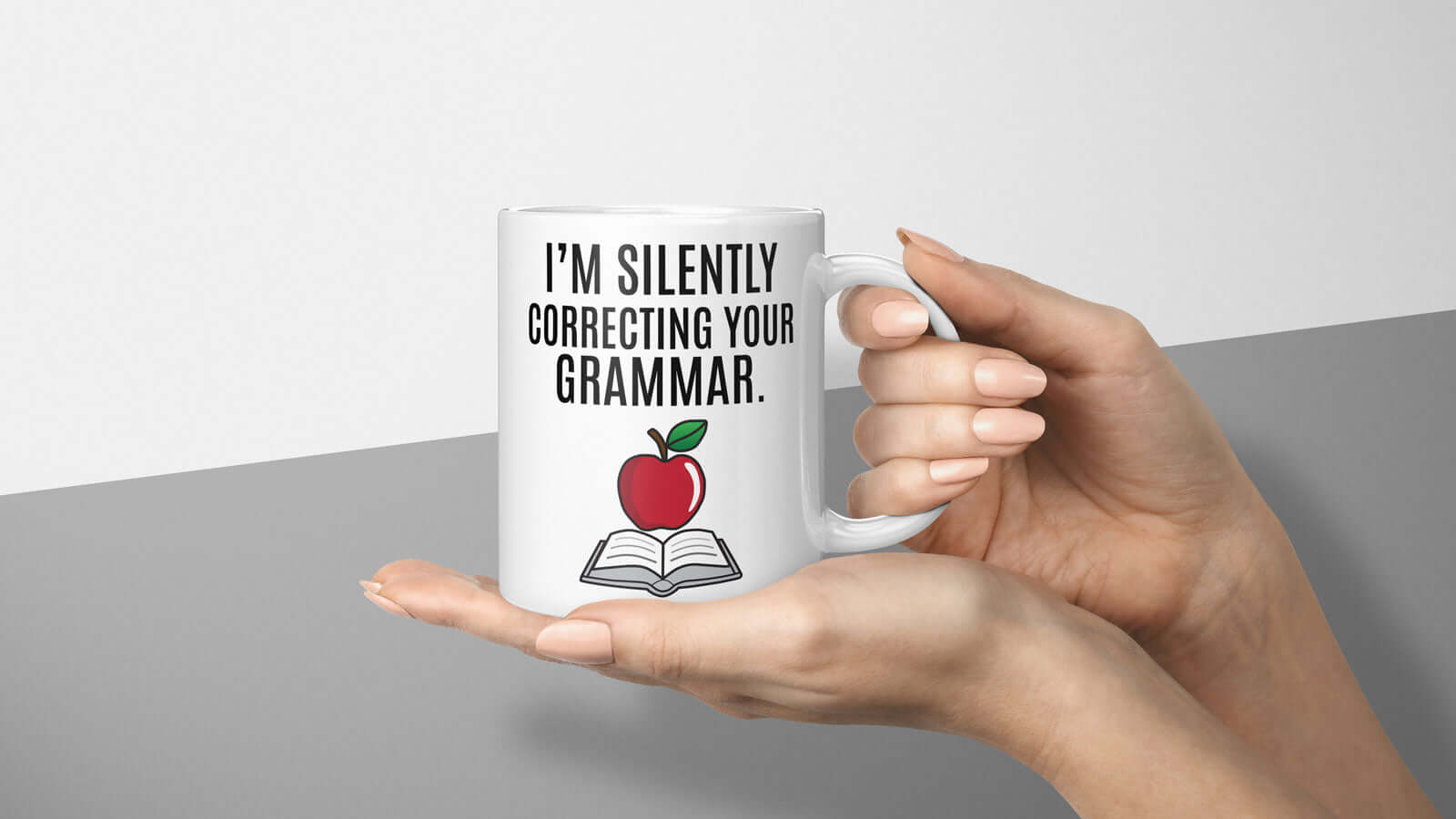 Humorvolle Lehrer-Tasse mit "I'm silently correcting your grammar" Zitat für Sprachliebhaber und Sprachenenthusiasten.