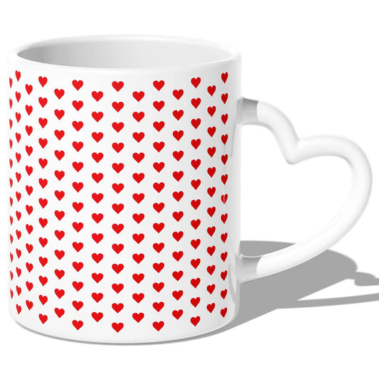 Weiße Tasse mit Herzhenkel und Herzmuster in Rot, perfekt für romantische Anlässe oder als Geschenk.