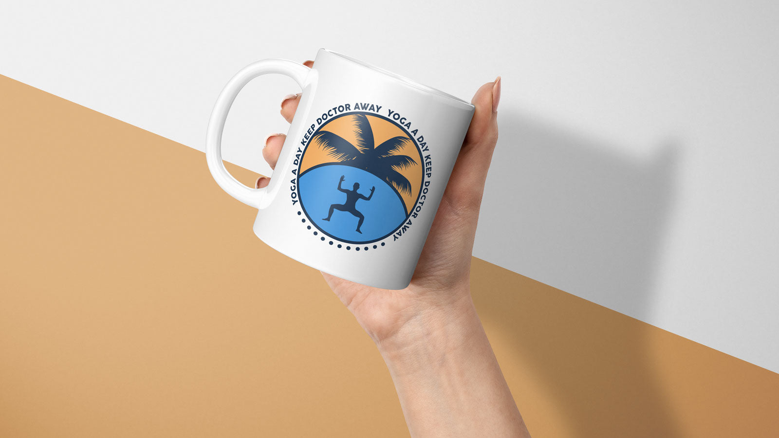 Tasse „Yoga a Day Keep Doctor Away“ in der Hand gehalten, perfekt für gesunde Morgenrituale.